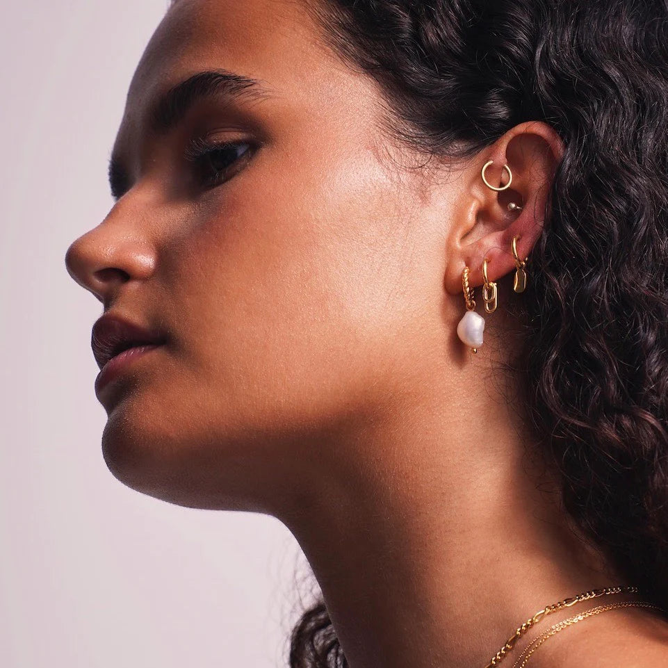 Linda Tahija - Baroque Pearl Huggie Earrings Gold